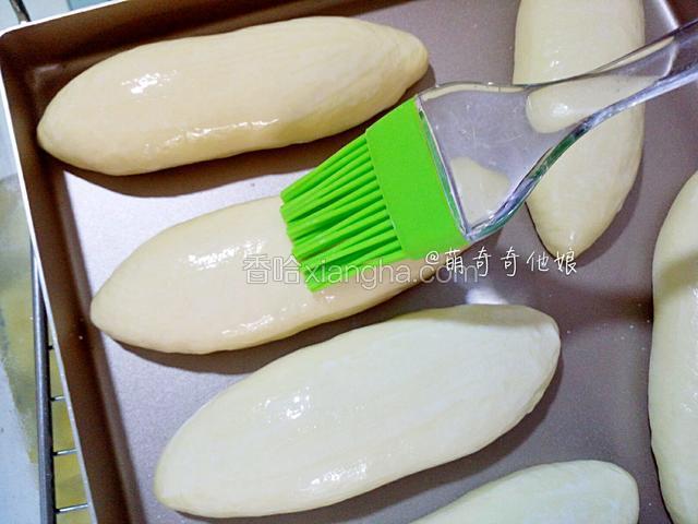趁烤箱预热期间，轻轻在每个面包生胚表面刷一层牛奶。
（表面刷牛奶最好，出炉的时候会有股浓浓的奶香味，瞬间扑鼻而来！）