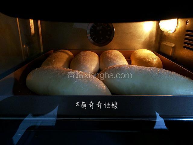 送入预热好的烤箱中层，上下火175度，烤18分钟。