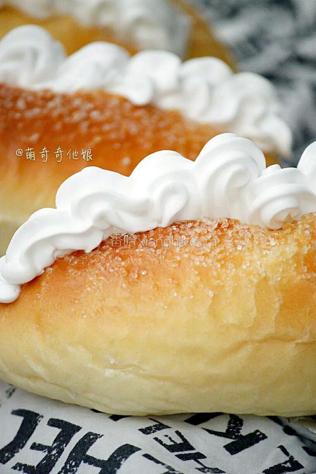 成品图。如果是阳光下拍摄的话，砂糖亮晶晶的应该会更美吧！可惜最近都是阴雨绵绵……