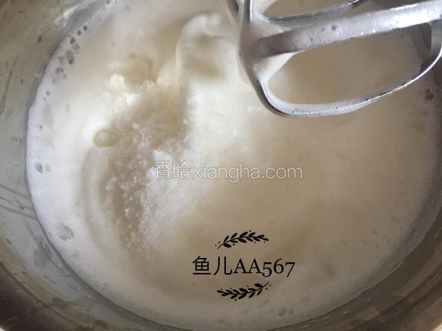 当蛋白有少许纹路时加入最后15克白糖和柠檬汁，高速打发。