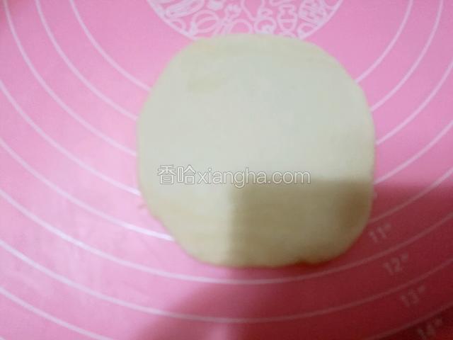 取一枚剂子，光面朝上压扁，擀成圆形的片。