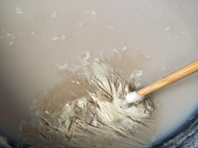 煮开后继续煮5分钟关火，表面会结一层豆皮，捞出（晒干就是豆腐皮，只是这个量少，可以直接吃的）