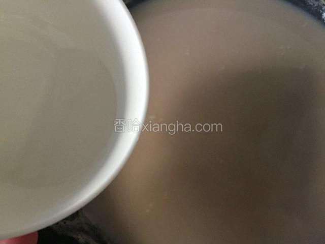 等待的时间用10g水把内脂化开 ，到时间后加入锅中，迅速搅拌，盖上盖子等待20-30分钟