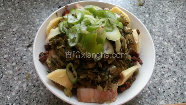 所有调料放好，酱油，盐，味精，八角，姜片，葱，豆腐乳水调汁倒入碗里蒸两个小时既可