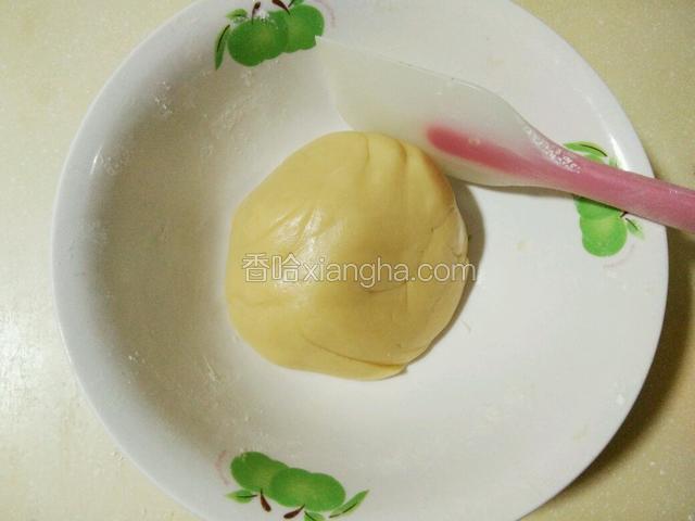 用橡皮刮刀拌匀，和成面团