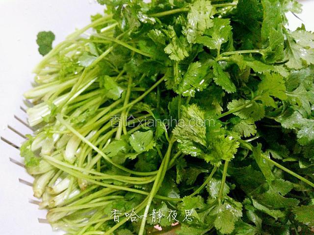 香菜洗干净沥干水