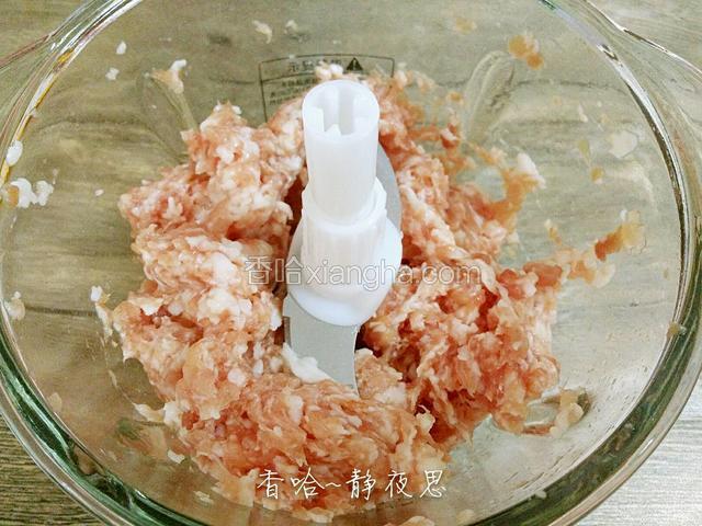 放入绞肉机绞成肉糜