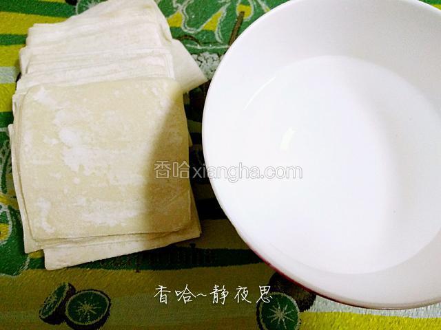 买的馄饨皮，准备一点点清水沾馄饨皮用