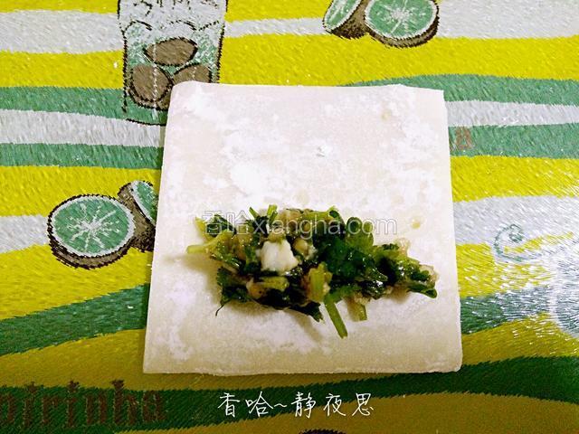 取一张馄饨皮，放入少量馅