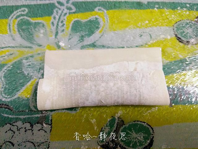 卷起来，最后馄饨皮边上抹一点点水