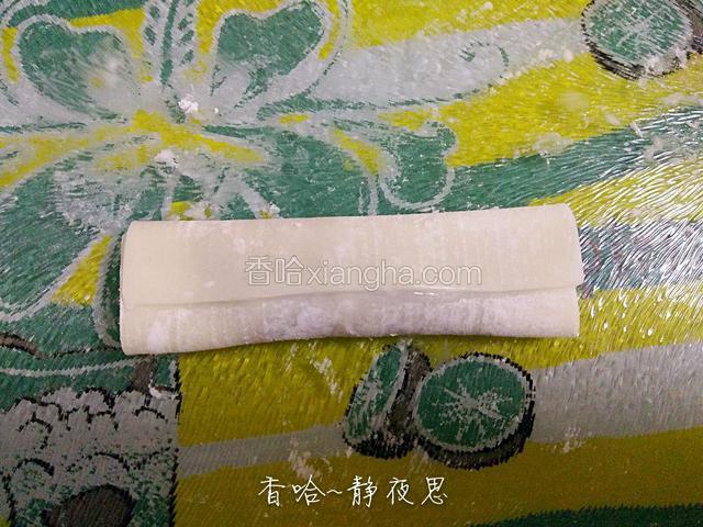 沾上即可，一个简易的春卷生坯就做好了
