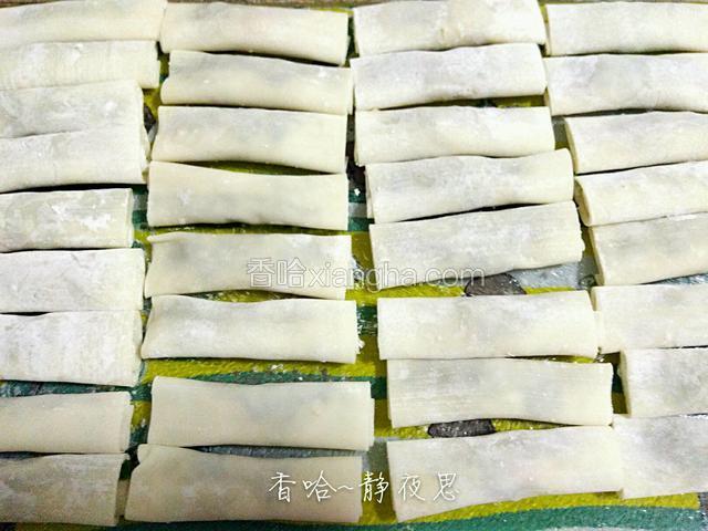 依次做好摆放好（一块钱的馄饨皮）