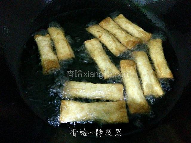 锅里油烧至六成热，关中小火，依次放入慢慢炸，两面记得翻翻面