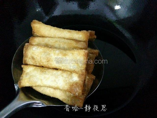 炸至两面金黄用漏勺捞出控油