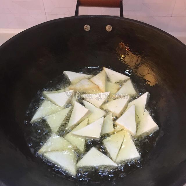 锅热后倒入适量食用油，油热后放入豆腐
