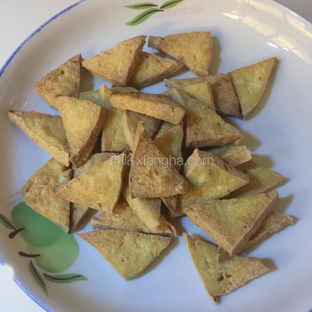 中火炸至两面金黄色，有硬壳，捞出控油，一定要中火或中大火炸，这样不会吸入太多的油，