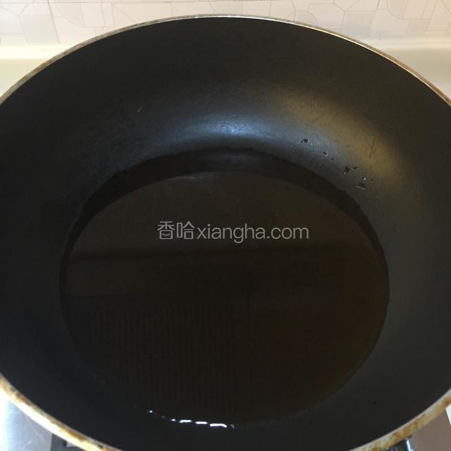 另取一锅，中火，倒入酱汁