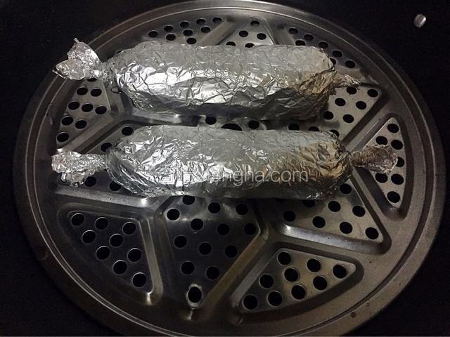 锅中倒入适量清水烧开后上锅大火蒸15分钟