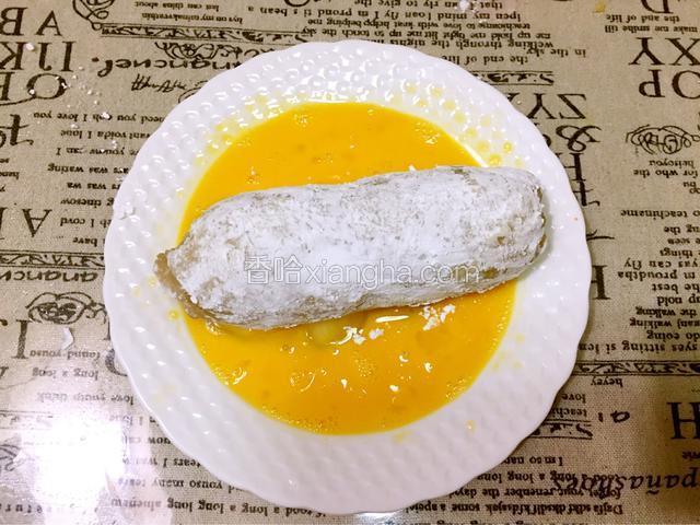 再放入鸡蛋液中滚一滚