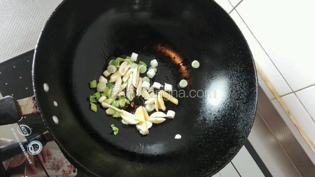 先将鲤鱼去鳞开腹去内脏洗净，后放入白酒、白胡椒粉、生抽腌制一个小时。再擦干水分洒上淀粉。将鱼块下油锅，炸至金黄备用。
葱切粒，蒜、姜切片，向油锅内，放入适当的油，油热后，放入爆香。