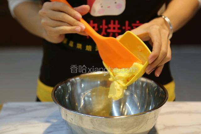 3、软化的黄油、奶粉、炼乳一起放入碗里，用刮刀搅拌均匀。