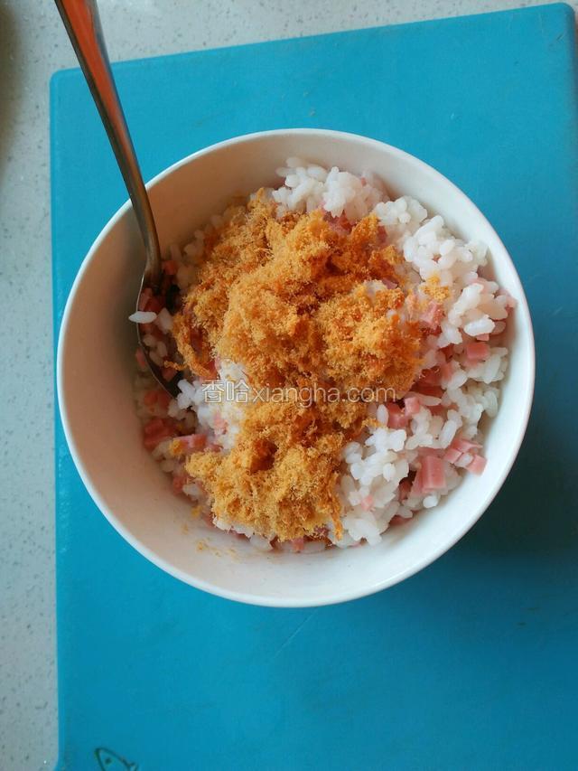 米饭里加入火腿粒，肉松，滴入几滴香油搅拌匀