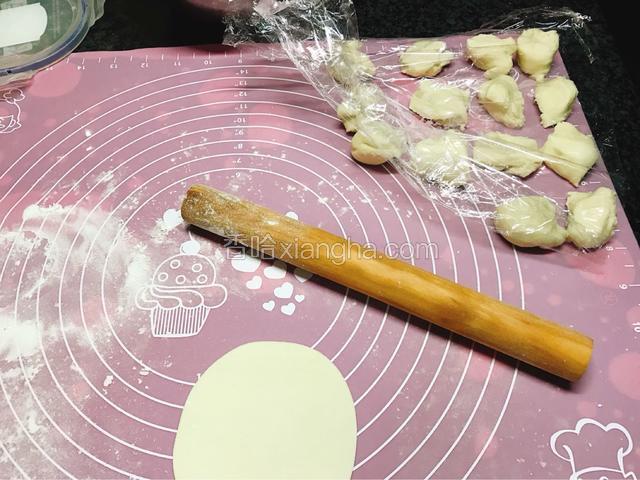 把面团分成15g左右的剂子。