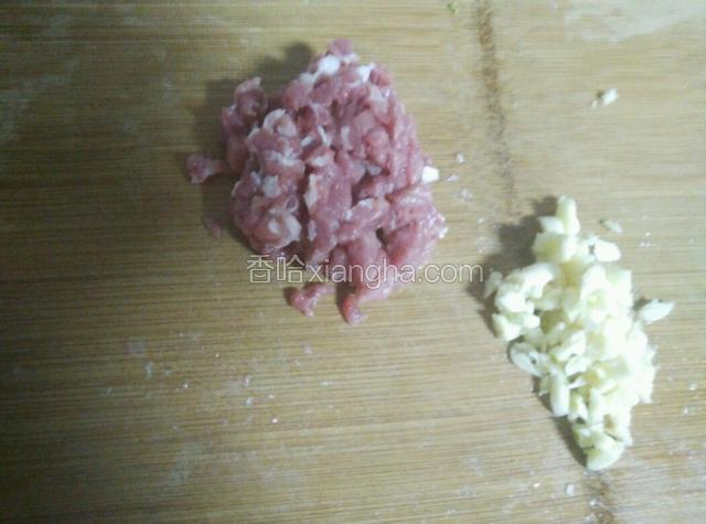 肉、蒜切末。