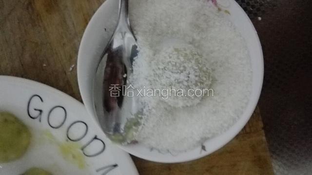 蒸好以后，打开盖子几秒钟不是太烫的时候，趁热将红薯糯米球用小勺从底部刮起，滚入椰蓉中。