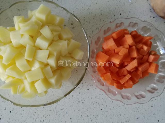 土豆胡萝卜去皮洗净切成均匀小丁；