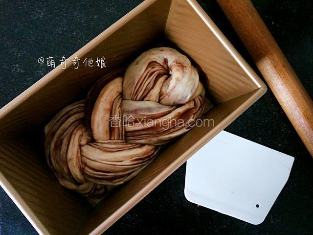 放入土司模自然也好看。其实层数多少并不影响口感，只是审美不同而已，层数越多得到的大理石纹也就越错综复杂。豆沙的选择上用细腻豆沙做出来的切片面会更好看，纹路更清晰，但是粗糙豆沙做出来的口感更实在。所以大家根据自己的喜好来吧！

