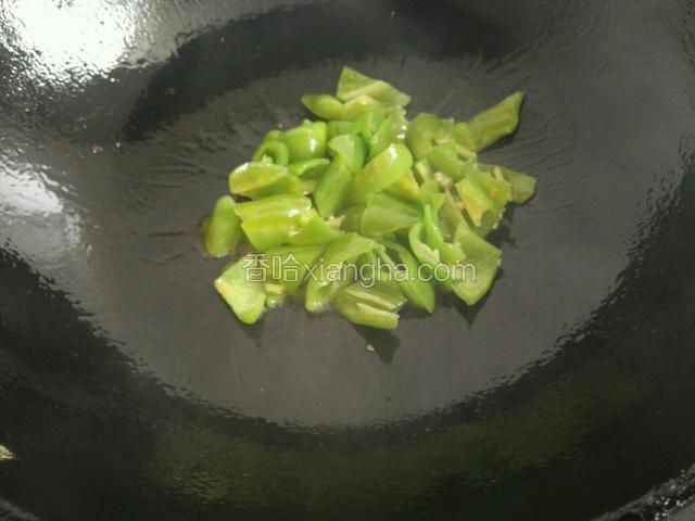 锅内放植物油，把青辣椒放入，煎至外表虎皮状