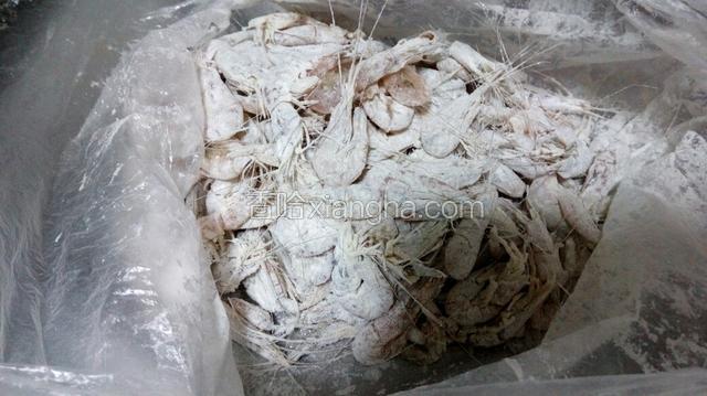 拿起袋子摇晃摇匀，每个很快就粘上粉