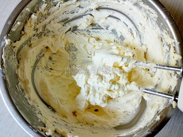 分3-4次加入蛋白，每一次都要打发至吸收后再加入下一次。
打发好的黄油糊体积明显膨大，颜色发白，呈奶油状即可。
（如果打发过程中感觉比较吃力，要么是黄油软化的不够，要么就是蛋白温度太低导致黄油凝固，毕竟现在是冬天室温比较低，可以开烤箱发酵功能放进去发酵几分钟回软了再拿出来继续打发即可。所以这里用的蛋白一定不忘冷藏，尽量能使蛋白保持温度在20-22度最佳。）