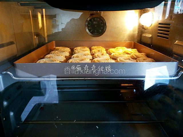 送入预热好的烤箱中层，上下火160度烤22-25分钟。烤箱最好提前预热，具体烤制时间根据曲奇的大小来增减。