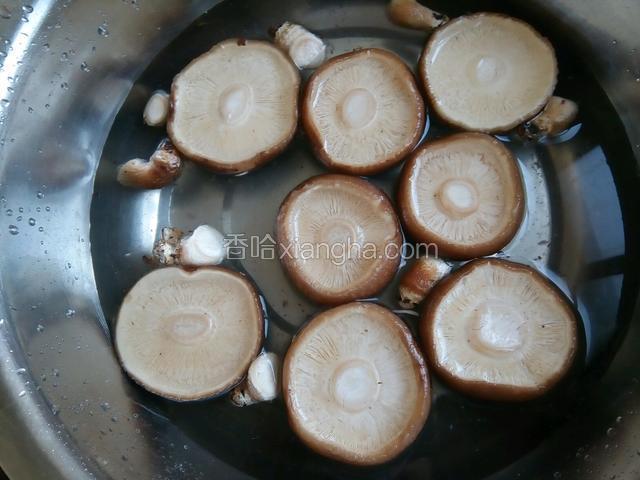 去蒂洗净挤干