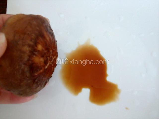 碟子里放生抽，沾香菇