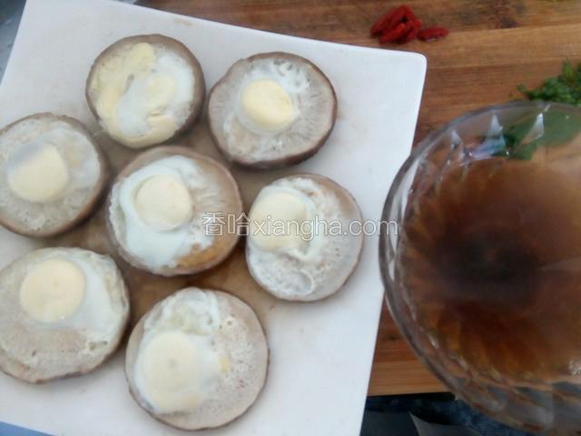倒出香菇汁