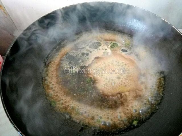 锅油热，倒入香菇水，加糖适量，鸡精一点，耗油少许