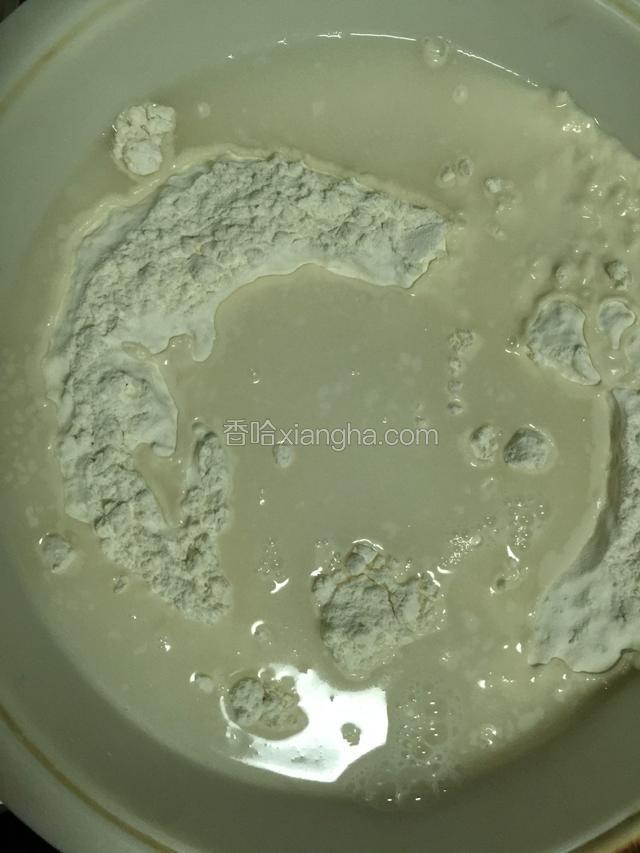 面粉加入230克水，搅拌均匀。
