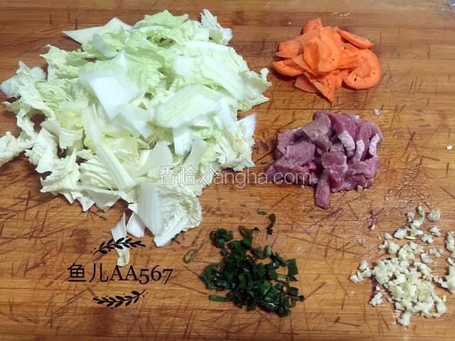 白菜、胡萝卜、猪肉切片，蒜 葱切末。