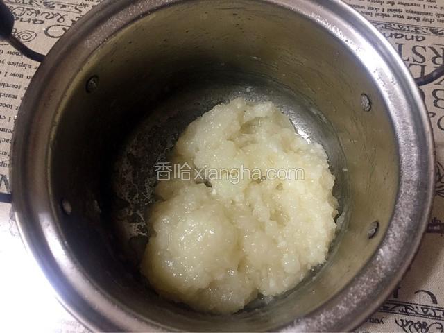 马上倒入糯米粉，边煮边搅拌成粘稠的馅状。即可关火