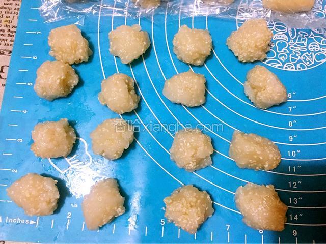 醒发时间，把糯米馅料从冰箱取出来分成16份，揉圆备用