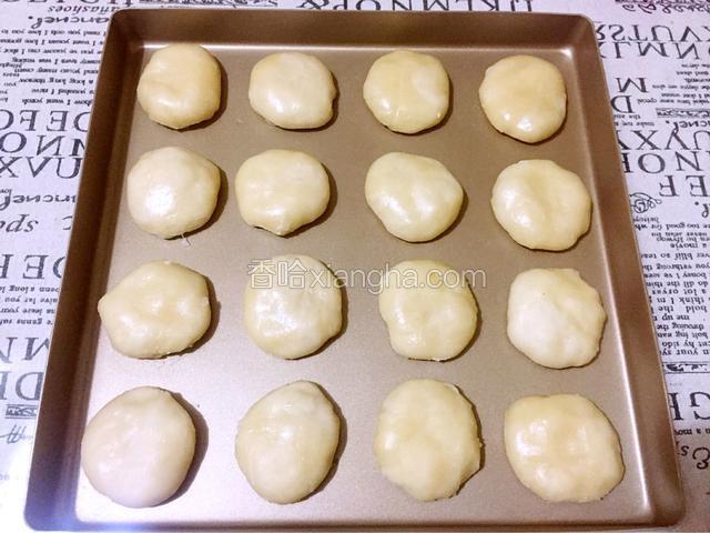 依次做好所有的老婆饼，摆放在烤盘上，烤箱上下火180度预热
