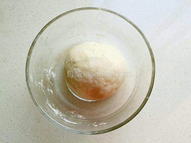 先制作水油皮面，取中筋面粉，糖，水和猪油，合成面团。