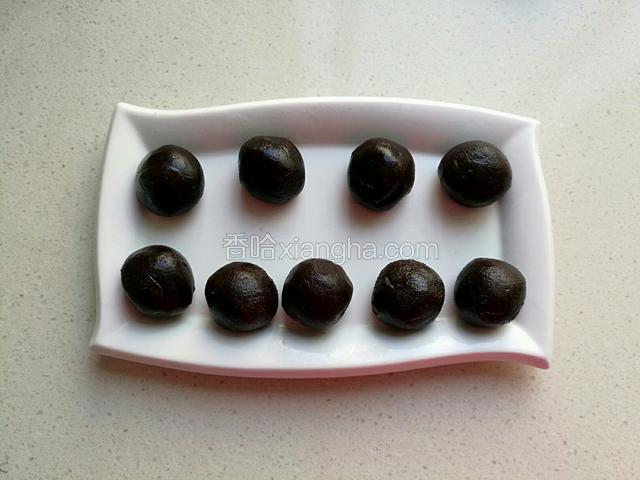 制作豆沙馅芯，每个馅芯重20克，共9份，团成圆球待用。