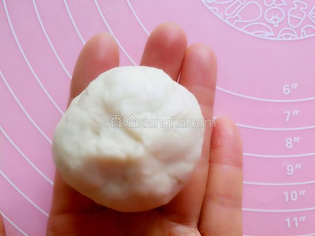 然后收拢尾部，稍作整理，如此包法包好全部剂子。