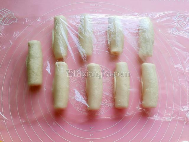 卷好全部小卷，盖上保鲜膜，松驰10分钟。