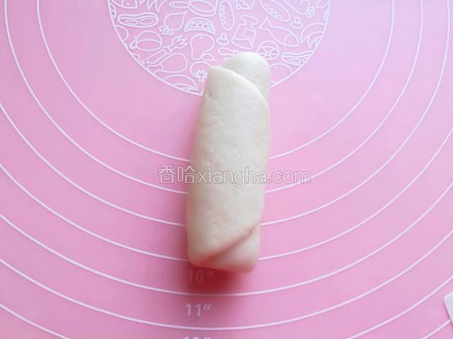 取一个小棒，把有接口的一面向上，纵向放在面板上。