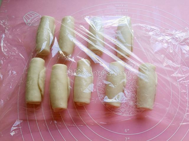 卷好所有小棒，做好后盖上保鲜膜，继续松驰10分钟。